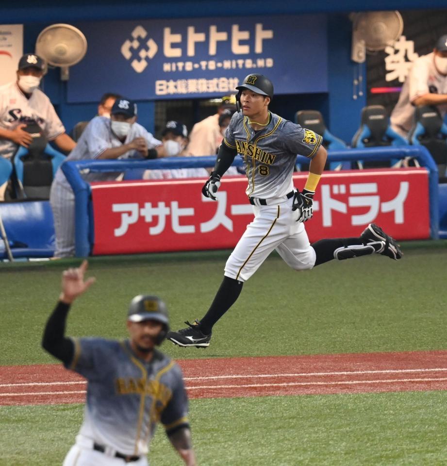 ４回、適時二塁打を放つ佐藤輝＝神宮球場（撮影・高石航平）