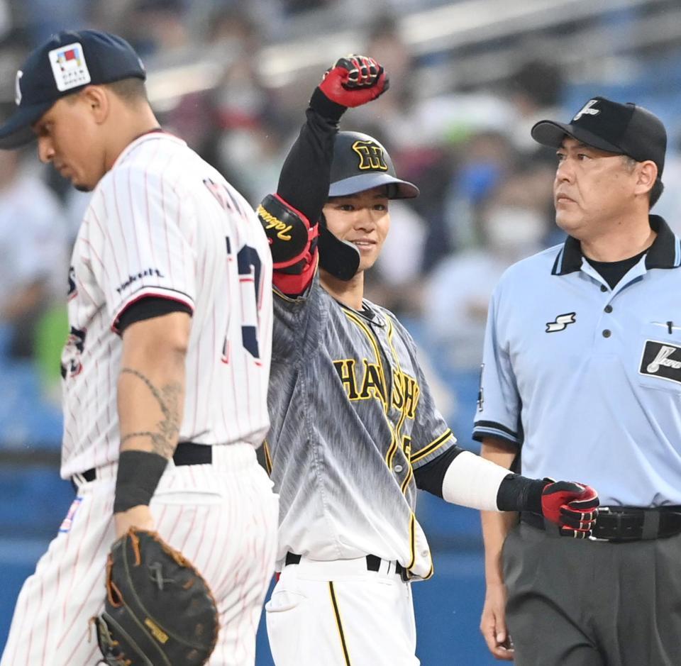 ４回、タイムリーを放ち一塁上でガッツポーズする中野＝神宮（撮影・飯室逸平）