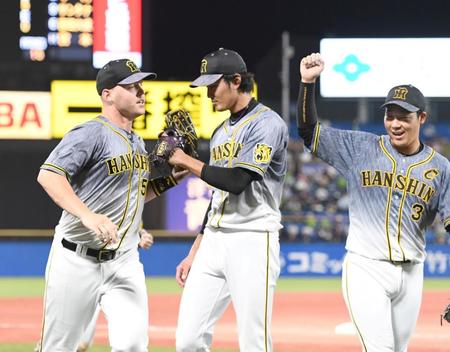 　６回、好守のサンズ（左）を迎える藤浪（中央）、大山ら（撮影・飯室逸平）