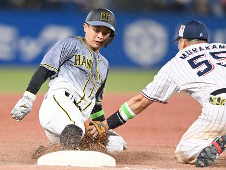 　９回、近本の右前打で三塁を狙うもアウトになる一走・熊谷（撮影・飯室逸平）