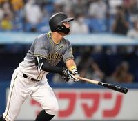 ４回、適時二塁打を放つ佐藤輝　