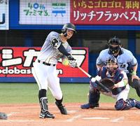 　４回、同点２ランを放つ佐藤輝（撮影・高石航平）