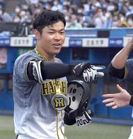 　４回、２０号同点２ランを放ち、メダルを胸に「Ｚポーズ」を決める佐藤輝（撮影・飯室逸平）