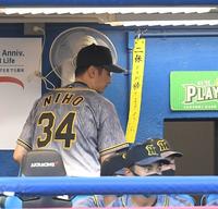 　応援の短冊もむなしくヤクルト打線につかまりベンチでがっくりの二保（撮影・金田祐二）