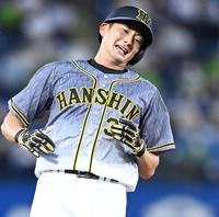 　５回、近本の二塁打で三塁へ進む一走・二保（撮影・飯室逸平）