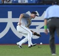 　４回、吉田成の打球をエラーするサンズ（撮影・金田祐二）