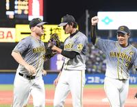 　６回、好守のサンズ（左）を迎える藤浪（中央）、大山ら（撮影・飯室逸平）