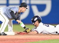 　７回、安打を放ち二塁を狙うも佐藤輝の好返球でアウトになる青木（撮影・飯室逸平）