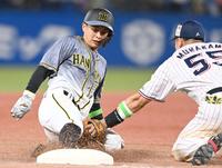 　９回、近本の右前打で三塁を狙うもアウトになる一走・熊谷（撮影・飯室逸平）