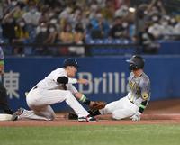 　９回、近本の右前打で一走・熊谷が三塁を狙うもタッチアウト（撮影・金田祐二）