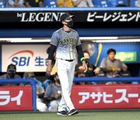 　８回、厳しい表情でベンチを出る矢野監督（撮影・金田祐二）