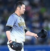 　８回、青木に死球を与え帽子を取る岩田稔（撮影・飯室逸平）