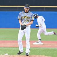 　１回、山田に勝ち越し３ランを浴びる二保（撮影・飯室逸平）