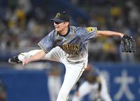 　粘りの投球を見せる二保（撮影・金田祐二）