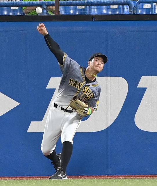 阪神・佐藤輝が守備でも魅せた 強肩で二塁狙った青木をアウト