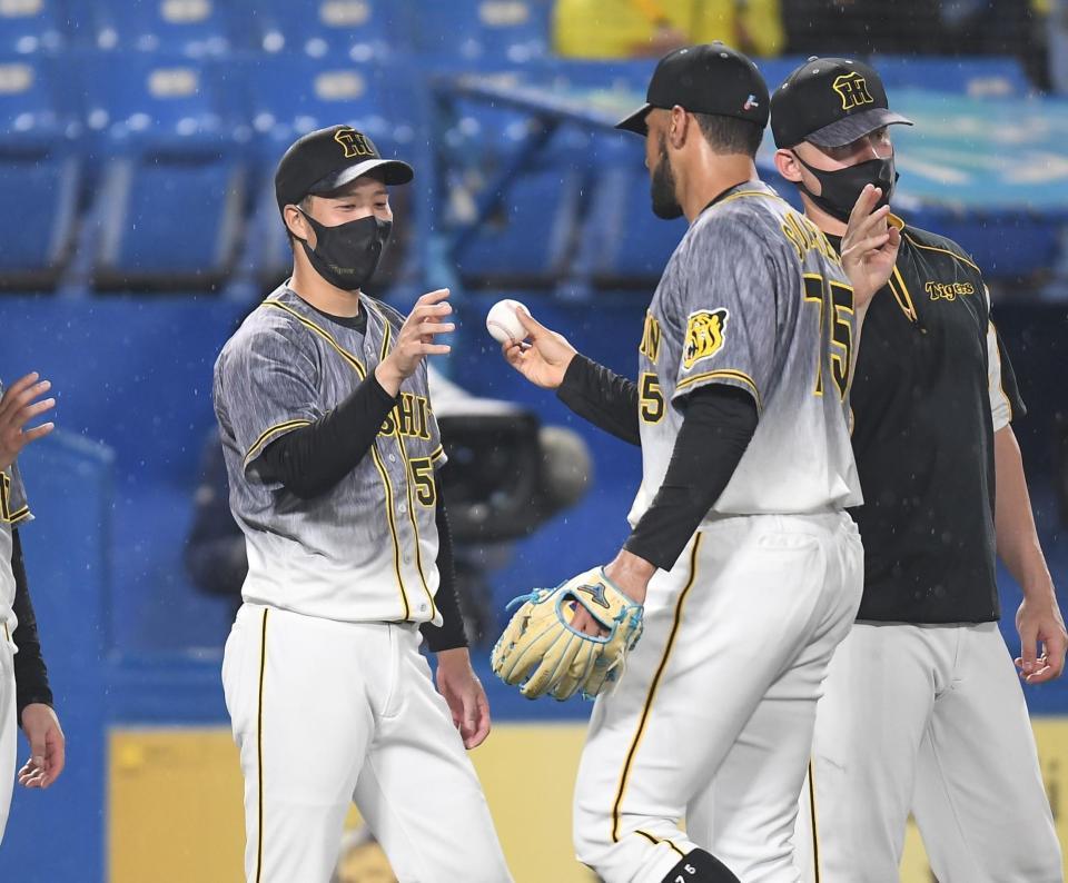 スアレスからウイニングボールを受け取る青柳＝神宮（撮影・金田祐二）