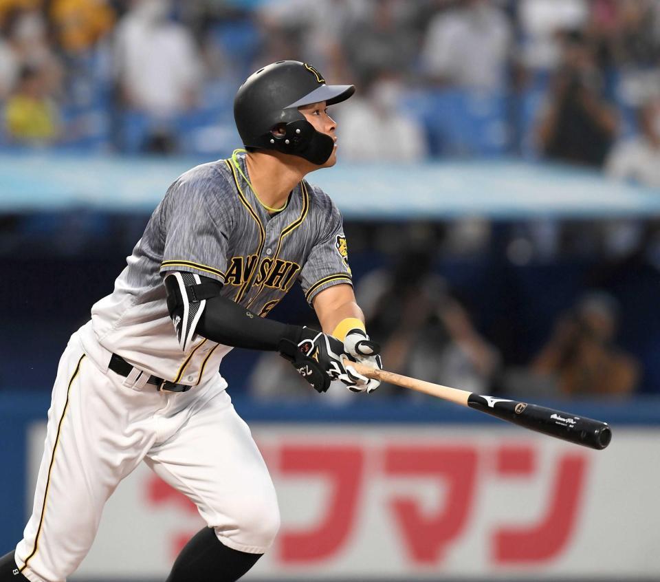 ４回、適時二塁打を放つ佐藤輝　