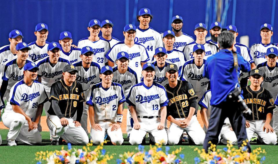 　記念撮影に収まる藤川氏と松坂＝２０１８年