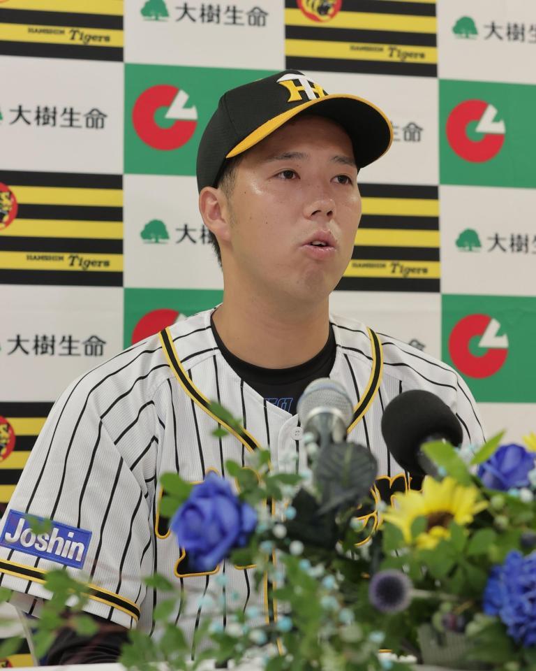 　６月度月間ＭＶＰに輝いた阪神・青柳（代表撮影）