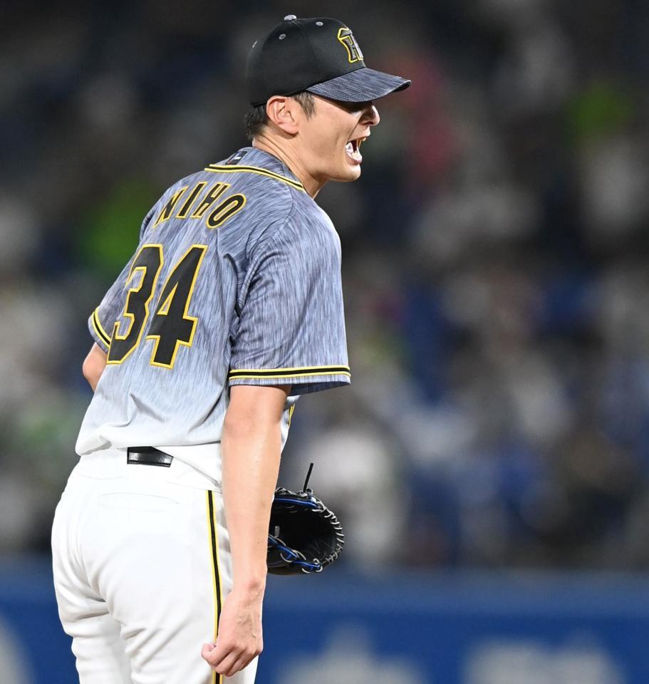 　５回、雄叫びを上げる二保（撮影・飯室逸平）