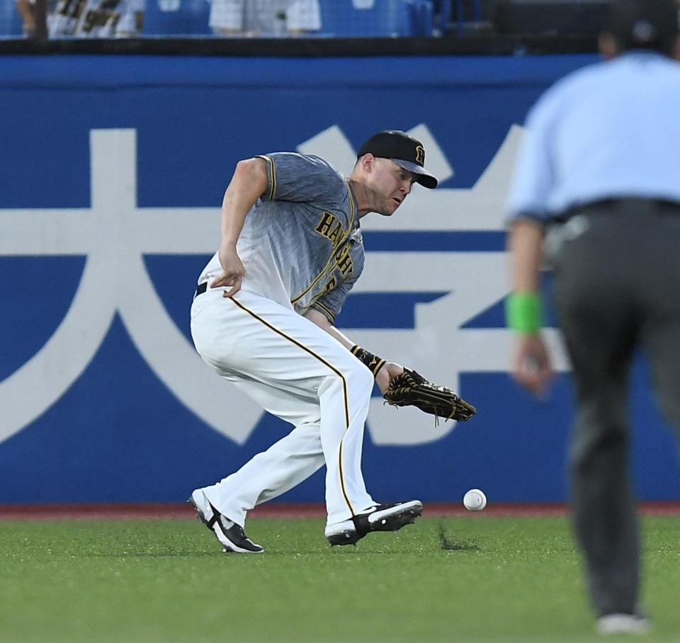 　４回、吉田成の打球をエラーするサンズ（撮影・金田祐二）