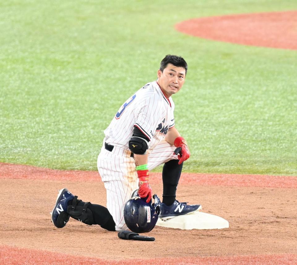 　７回、右翼線に安打を放つも右翼手・佐藤輝の好返球でアウトとなる青木（撮影・高石航平）