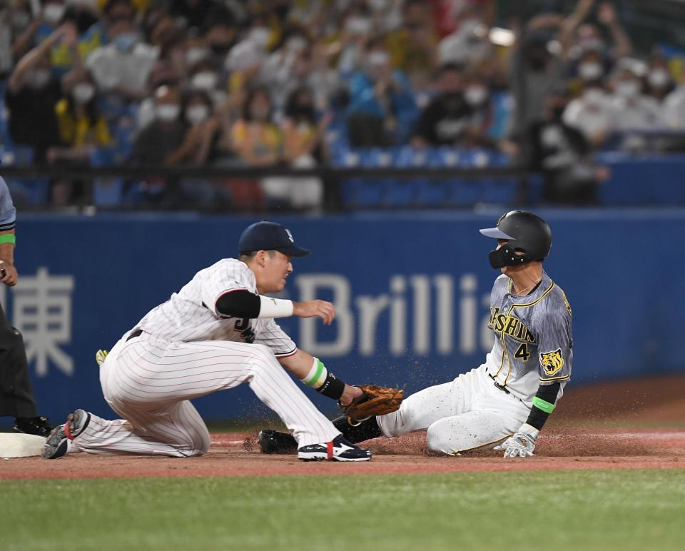 　９回、近本の右前打で一走・熊谷が三塁を狙うもタッチアウト（撮影・金田祐二）