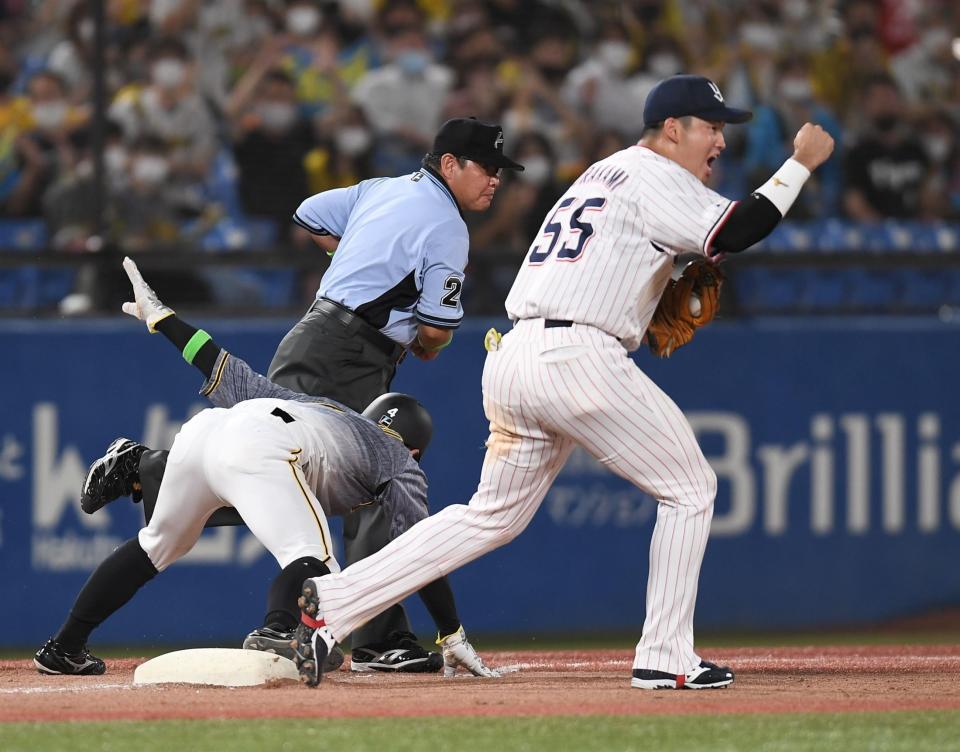 　９回、近本の右前打で一走・熊谷が三塁を狙うもタッチアウト。ガッツポーズの村上（撮影・金田祐二）