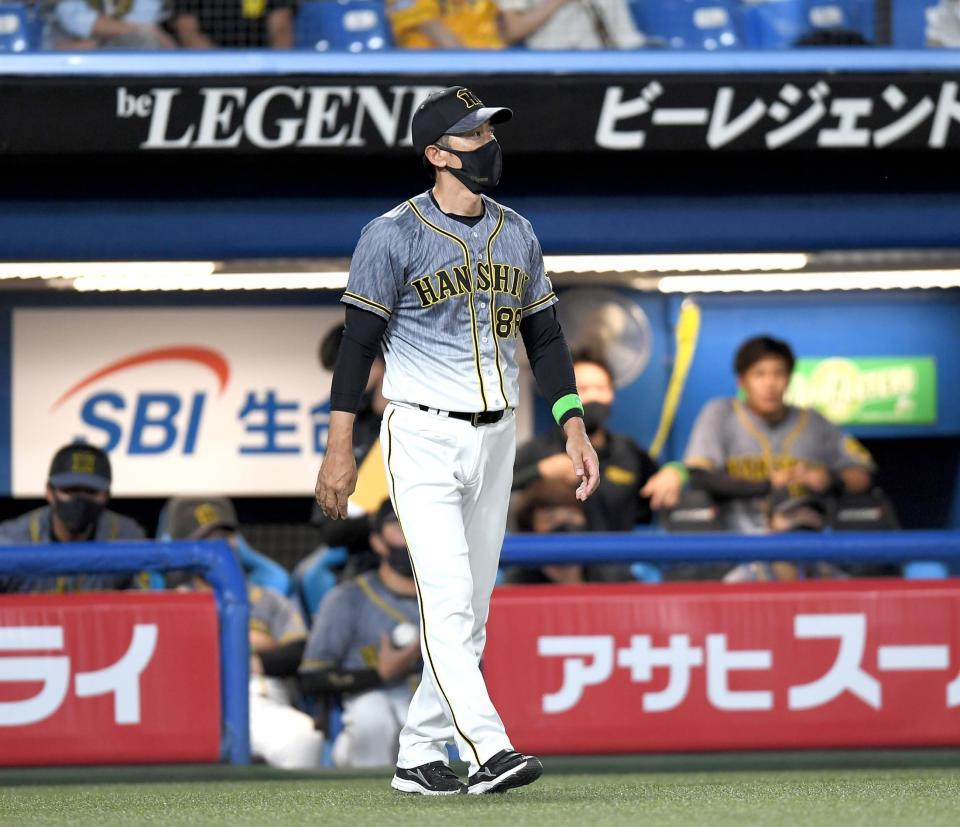 　８回、厳しい表情でベンチを出る矢野監督（撮影・金田祐二）