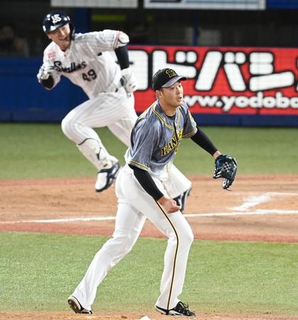 　８回、渡辺に勝ち越し適時二塁打を許す斎藤（撮影・高石航平）