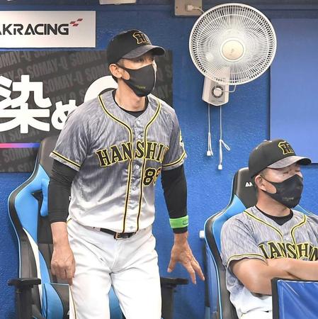 　ベンチでぼう然とする矢野監督