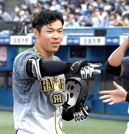 　４回、２０号同点２ランを放ち、メダルを胸に「Ｚポーズ」を決める佐藤輝（撮影・飯室逸平）