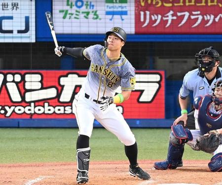 　４回、右越えに同点２ランを放つ佐藤輝