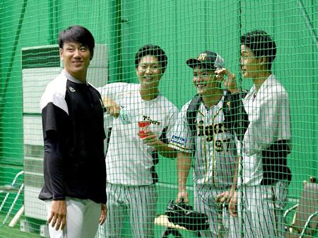 　練習中に（右から）小幡、小野寺、牧と談笑する中谷（撮影・北村雅宏）