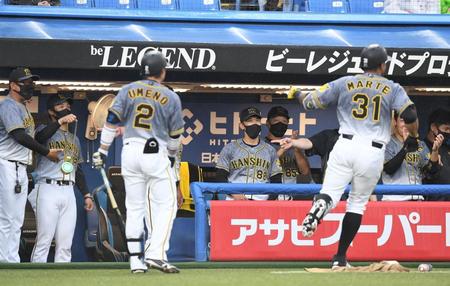 　２回、左越えに先制ソロを放ち金メダルを忘れるマルテ（撮影・金田祐二）