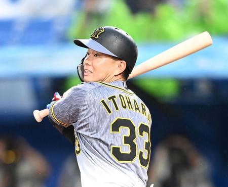 　３回、タイムリー二塁打を放つ糸原（撮影・飯室逸平）