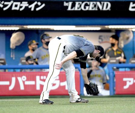 　４回、村上に同点適時二塁打を浴びがっくりのガンケル（撮影・金田祐二）