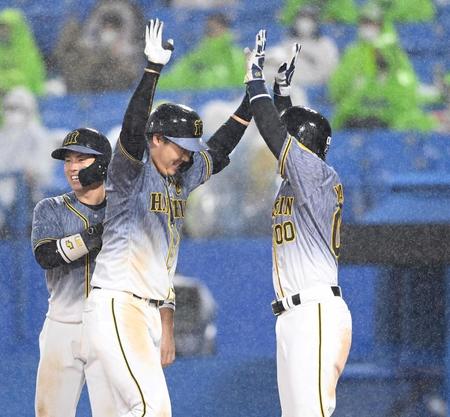 　８回、勝ち越しの１０号３ランを放ち歓喜の表情で生還する大山（撮影・飯室逸平）