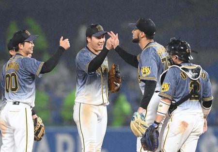 　勝利を喜ぶ大山ら阪神ナイン（撮影・飯室逸平）