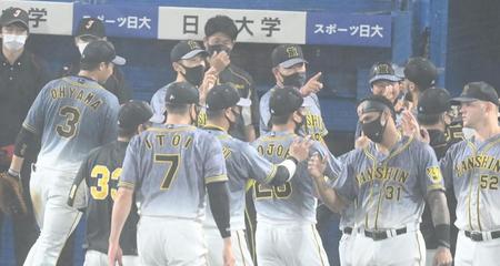 　試合に勝利し、ナインを笑顔で迎える矢野監督（撮影・高石航平）