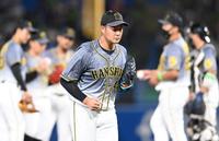 　８回、勝ち越しを許し降板する斎藤（撮影・飯室逸平）