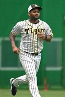 　ウオーミングアップするアルカンタラ（撮影・北村雅宏）