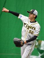 　キャッチボールで調整する小林（撮影・北村雅宏）