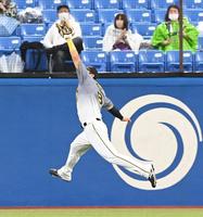 　２回、サンタナの打球を好捕する佐藤輝（撮影・飯室逸平）