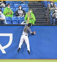 　４回、佐藤輝は村上の打球を懸命に追うも一歩及ばず（撮影・飯室逸平）