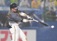 　８回、同点適時打を放つ梅野（撮影・金田祐二）