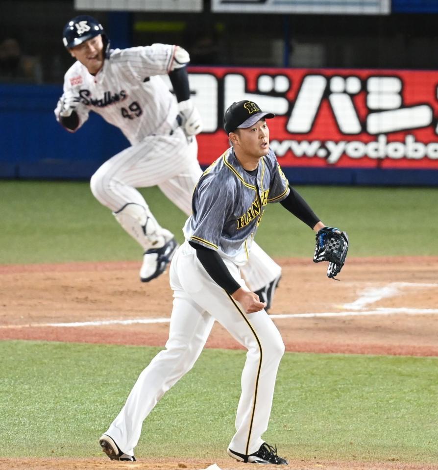　８回、渡辺に勝ち越し適時二塁打を許す斎藤（撮影・高石航平）