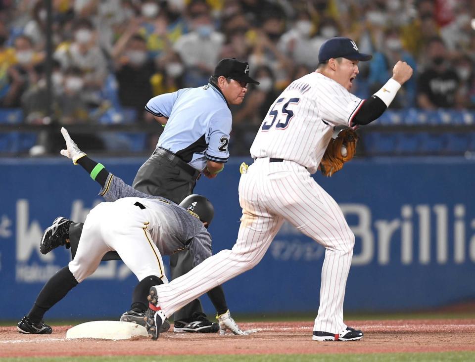 　９回、近本の右前打で熊谷（左）が三塁を狙うもタッチアウト。ガッツポーズする村上