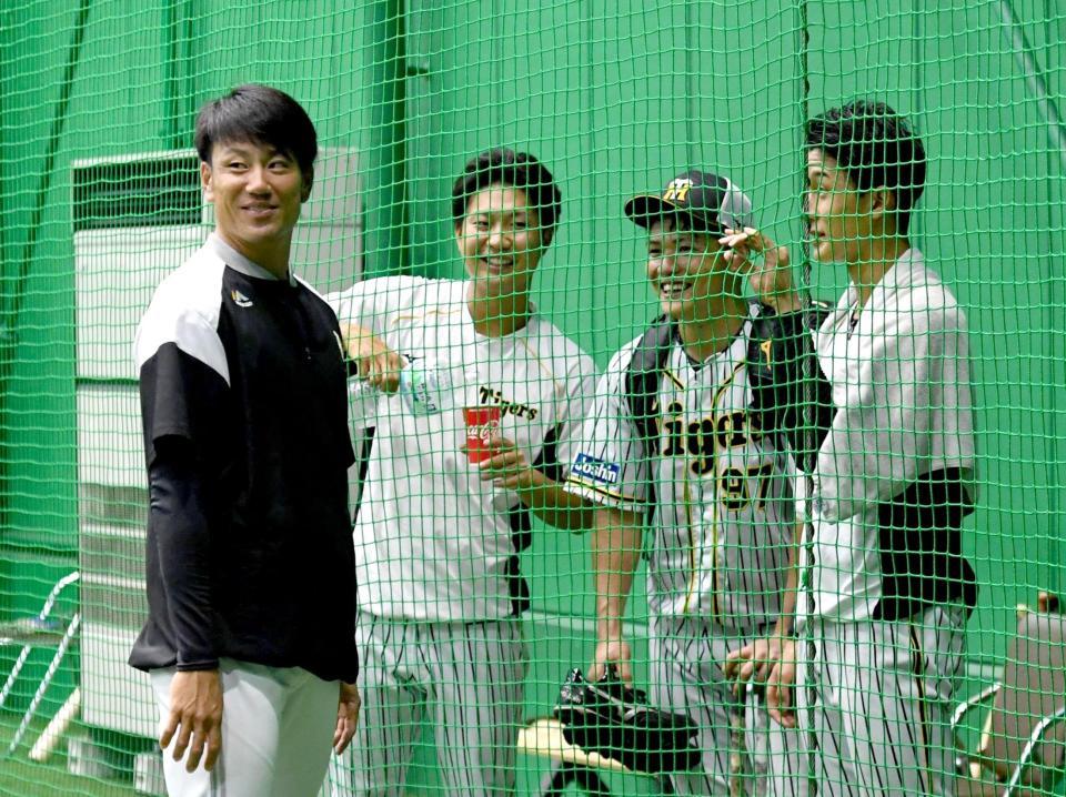 　練習中に（右から）小幡、小野寺、牧と談笑する中谷（撮影・北村雅宏）