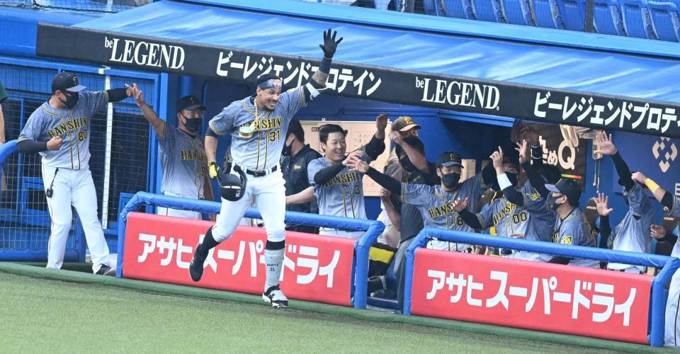 　２回、先制ソロを放ち、佐藤輝がコールされたため足早にラパンパラポーズを決めるマルテ（撮影・高石航平）